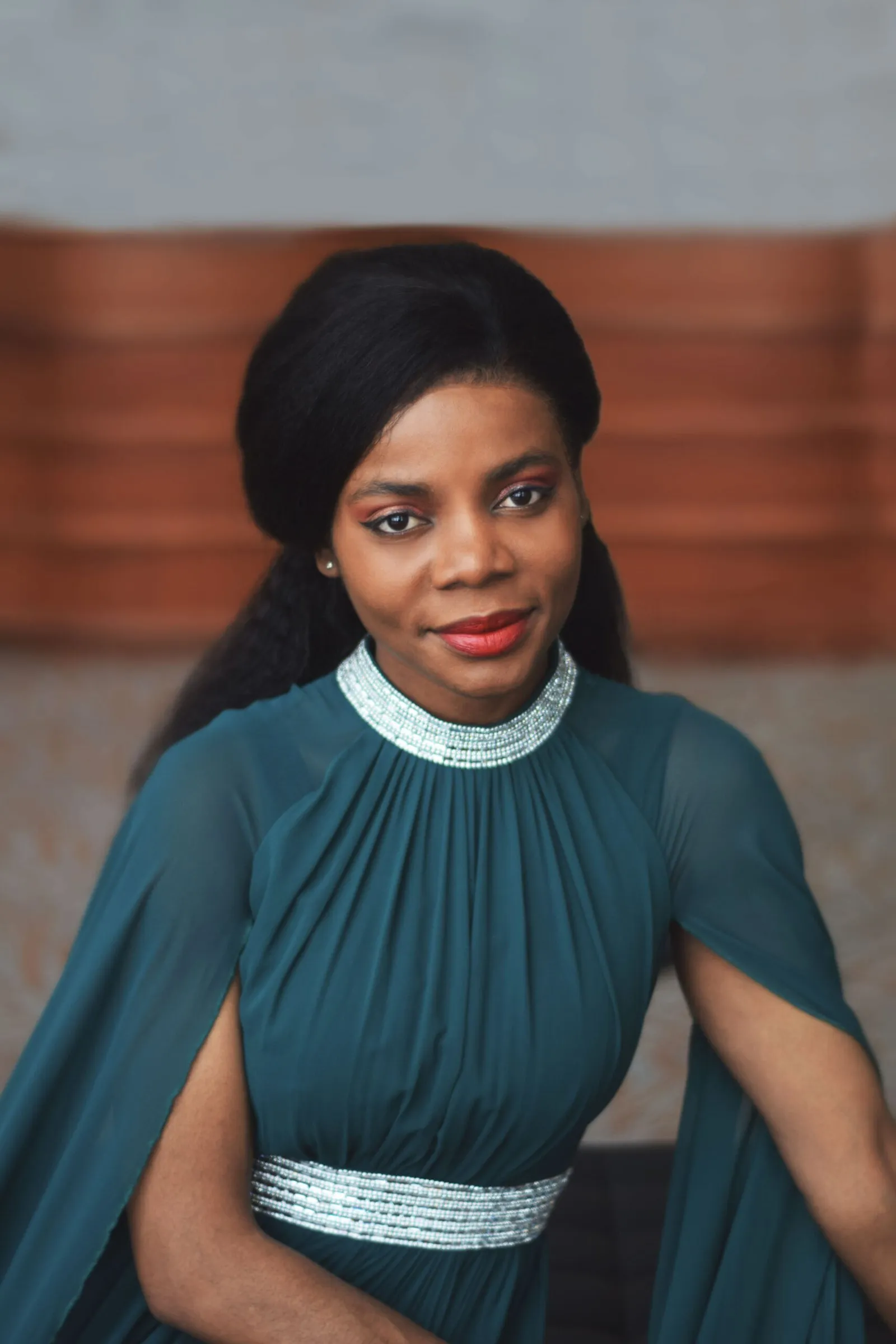 Portrait de Marie France Koua en robe verte